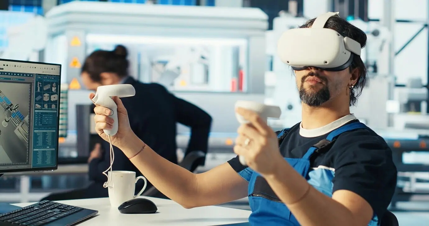 Ingeniero de una fábrica fotovoltaica analizando datos con un visor de realidad virtual.