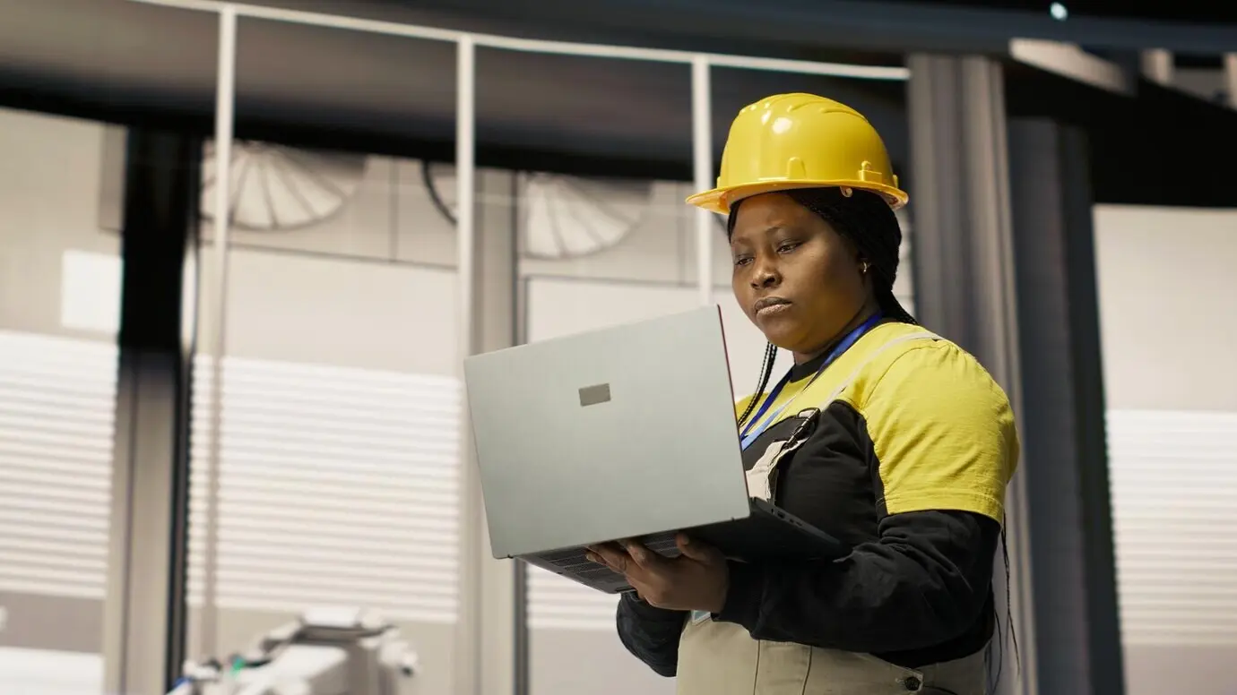 Mecánico de fábrica inteligente que informatiza operaciones y monitoriza el consumo de energía.