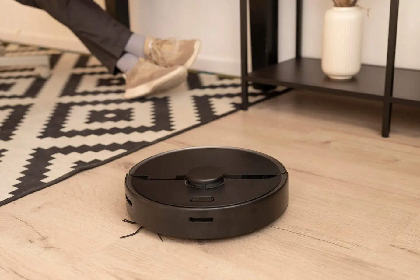 Aspiradora robot desempeñando su labor en la casa.