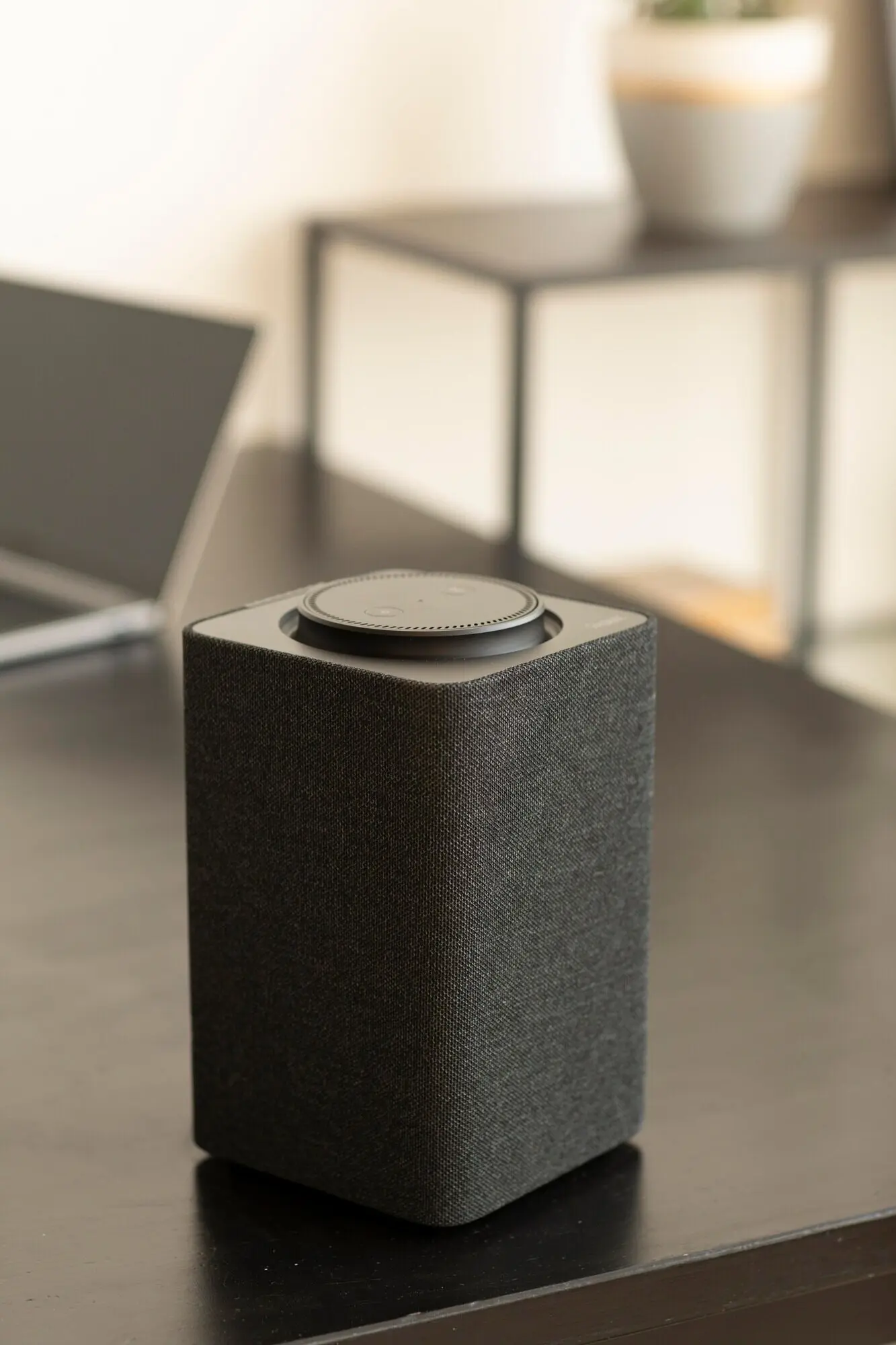 Composición de un altavoz inteligente sobre la mesa.